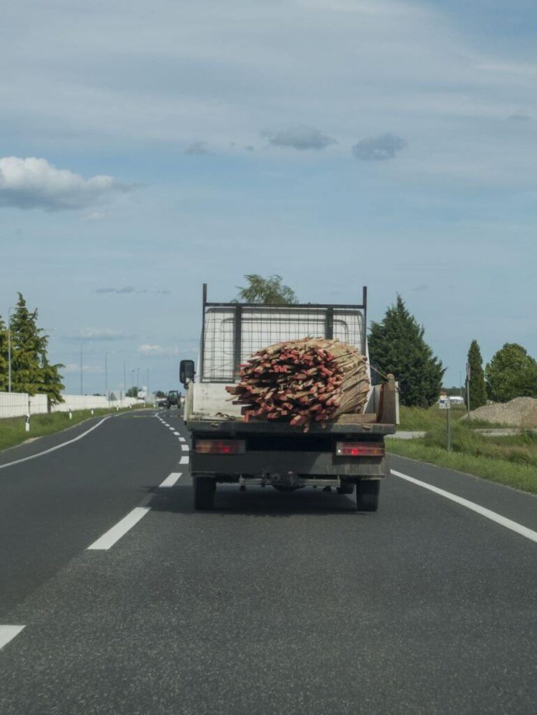 Ile może wystawać ładunek - jak prawidłowo oznaczyć z tyłu przewożony ładunek?